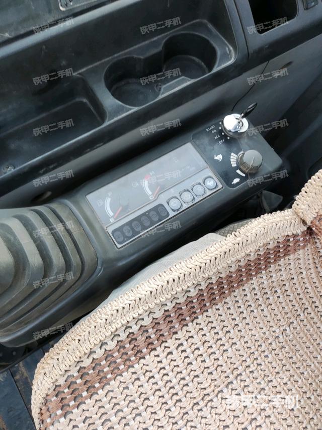 座椅右側(cè)控制臺/鑰匙門/油門/含右手柄(駕駛室部分) 座椅右側(cè)控制臺/鑰匙門/油門/含右手柄(駕駛室部分)