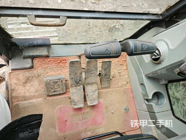 行走控制手柄和踏板?俯拍(駕駛室部分) 行走控制手柄和踏板?俯拍(駕駛室部分)