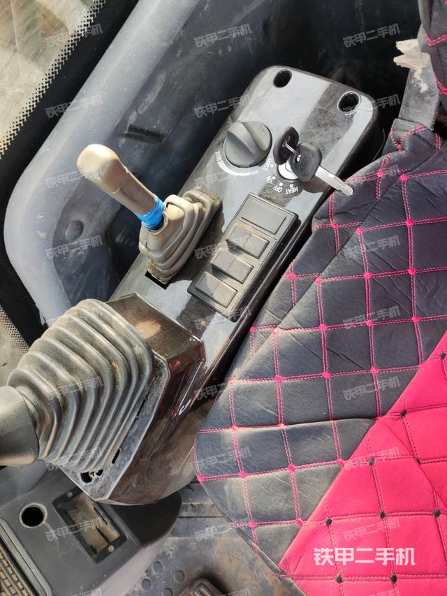 座椅右側(cè)控制臺(tái)/鑰匙門/油門/含右手柄（駕駛室部分）