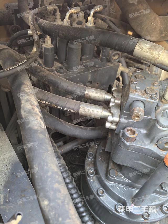 回转马达和主控阀（整机外观）