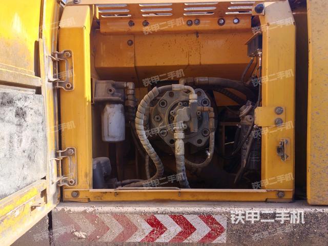 液壓泵艙室正面整體(整機外觀) 液壓泵艙室正面整體(整機外觀)