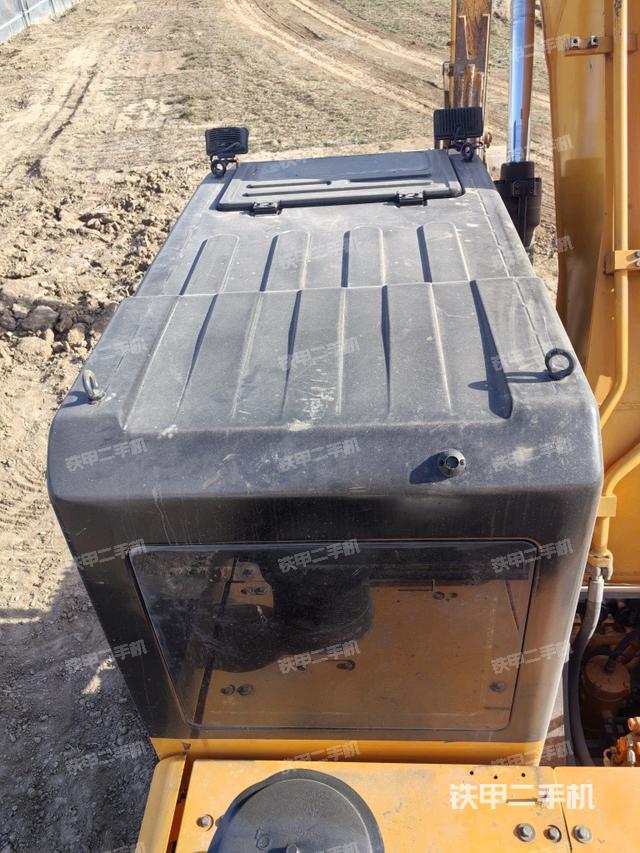 駕駛室頂部(整機(jī)外觀) 駕駛室頂部(整機(jī)外觀)