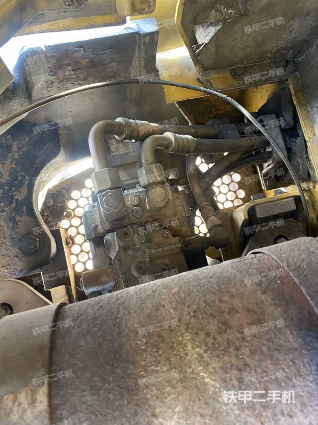 液壓泵艙室正面整體(整機外觀) 液壓泵艙室正面整體(整機外觀)