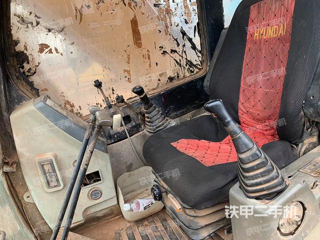 駕駛室整體(整機(jī)外觀) 駕駛室整體(整機(jī)外觀)