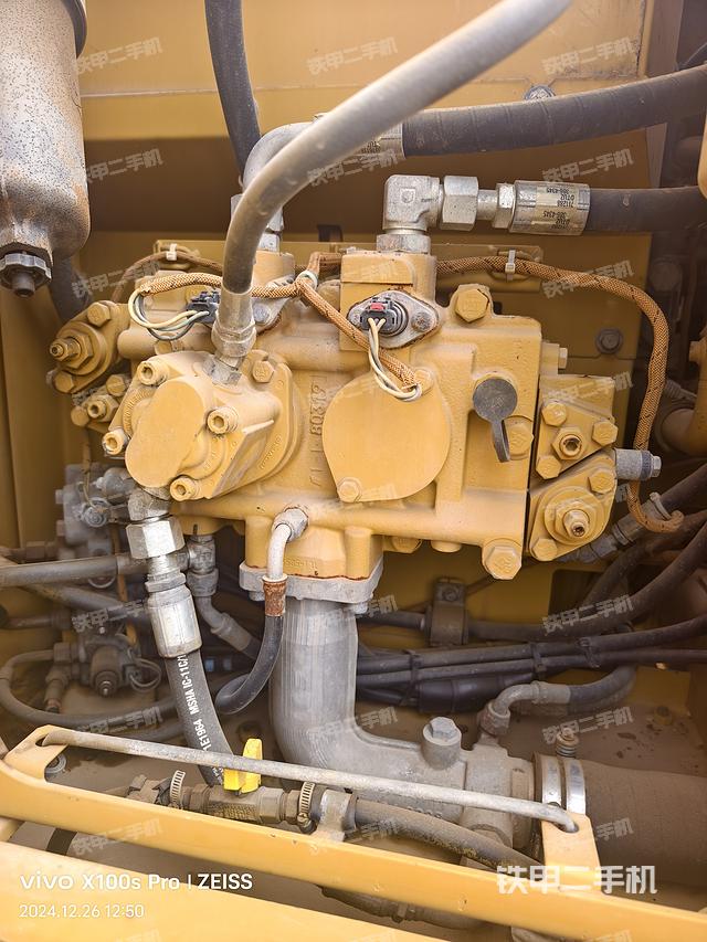 液压泵舱室正面整体（整机外观）