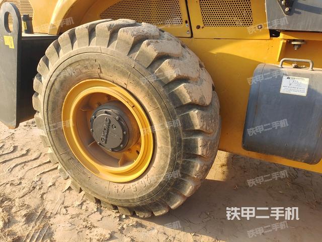 后輪右側全景（壓路機前后車架）