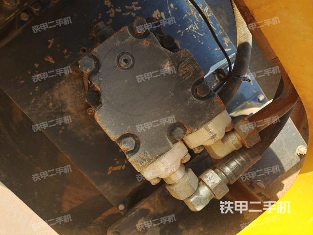 后輪左側全景（壓路機前后車架）