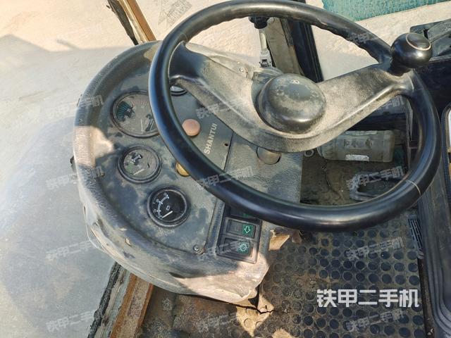 駕駛室頂蓬內(nèi)（壓路機(jī)駕駛室）