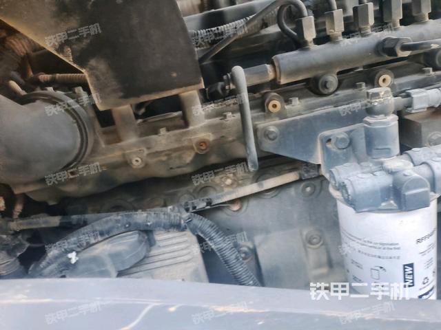 發(fā)動機右側(cè)全景（壓路機發(fā)動機艙）