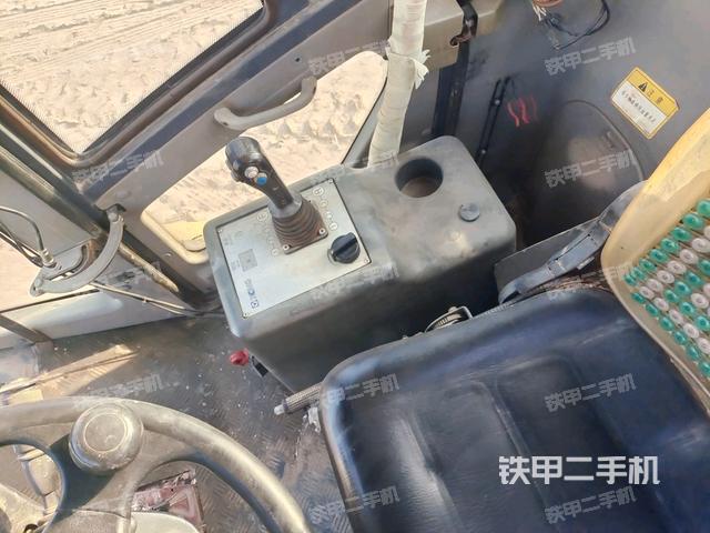 操作臺全景（壓路機駕駛室）