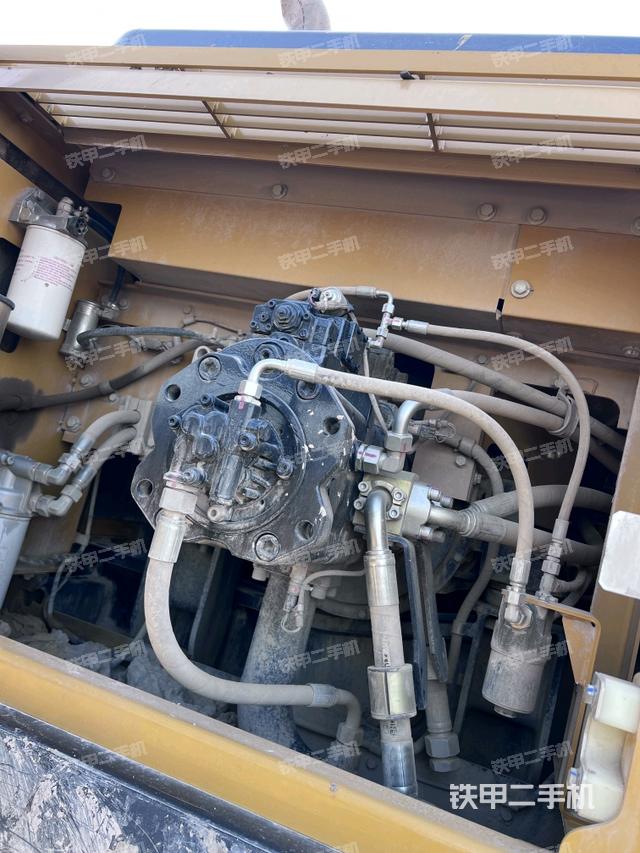 液壓泵艙室正面整體(整機(jī)外觀) 液壓泵艙室正面整體(整機(jī)外觀)