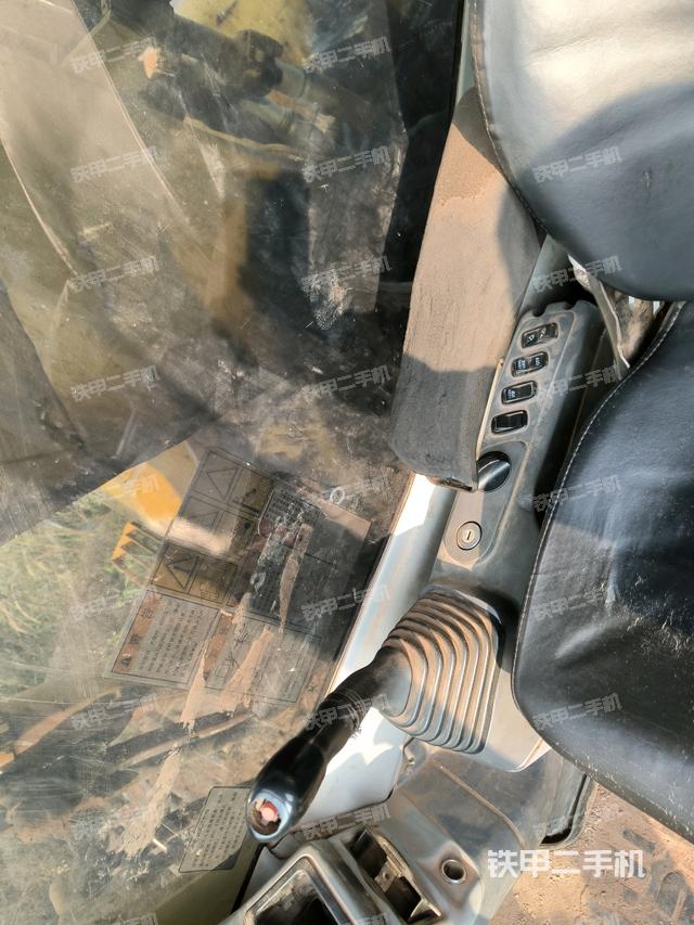 座椅右側(cè)控制臺(tái)/鑰匙門(mén)/油門(mén)/含右手柄（駕駛室部分）