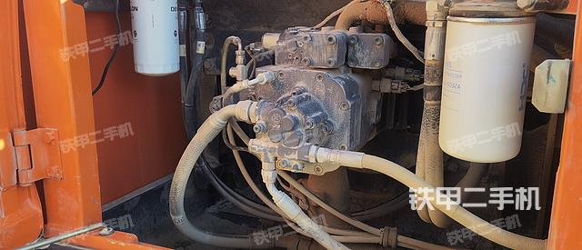 液壓泵艙室正面整體(整機外觀) 液壓泵艙室正面整體(整機外觀)