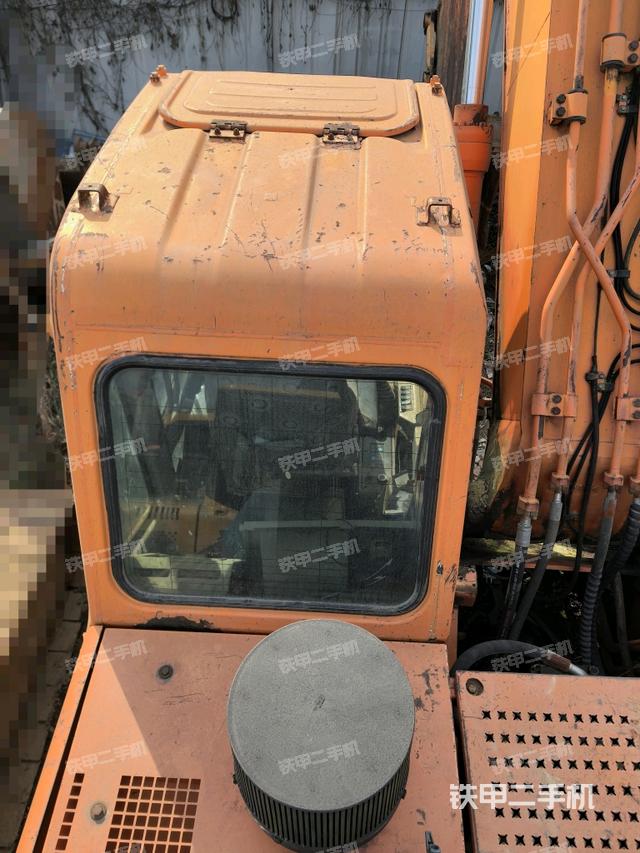 駕駛室頂部(整機(jī)外觀) 駕駛室頂部(整機(jī)外觀)