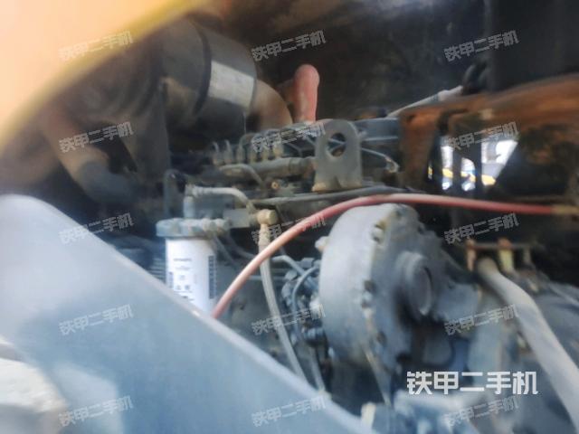 發(fā)動機左側(cè)全景（壓路機發(fā)動機艙）