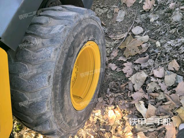 后輪右側(cè)全景(壓路機(jī)前后車架) 后輪右側(cè)全景(壓路機(jī)前后車架)