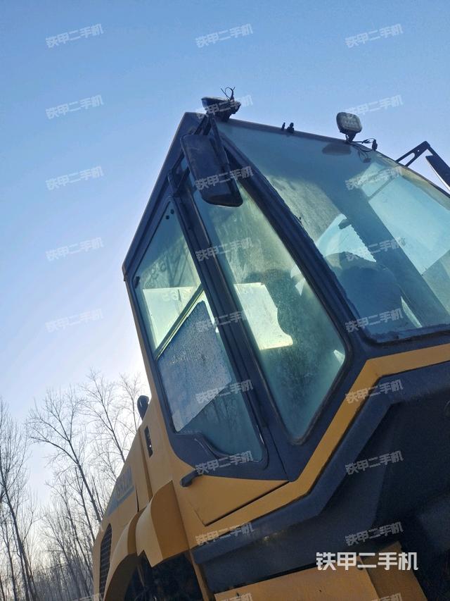 左側(cè)正面照（壓路機(jī)駕駛室）