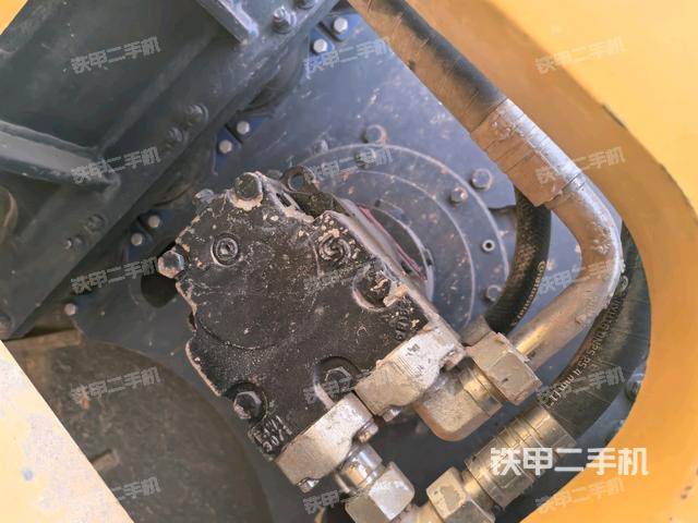 后輪左側(cè)全景（壓路機前后車架）