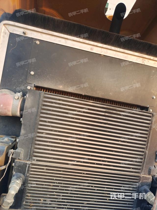 散熱器全景（壓路機發(fā)動機艙）