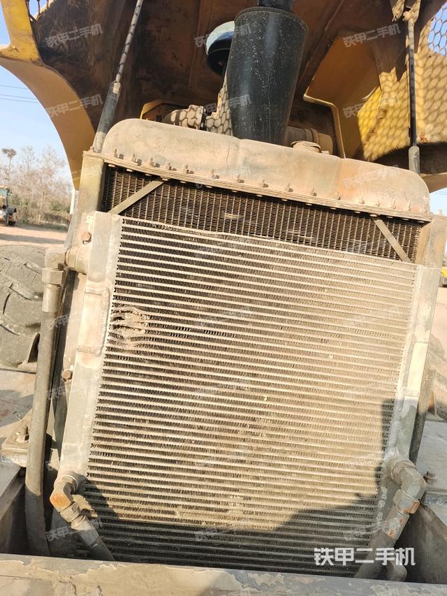 分動箱或變速箱（壓路機(jī)發(fā)動機(jī)艙）