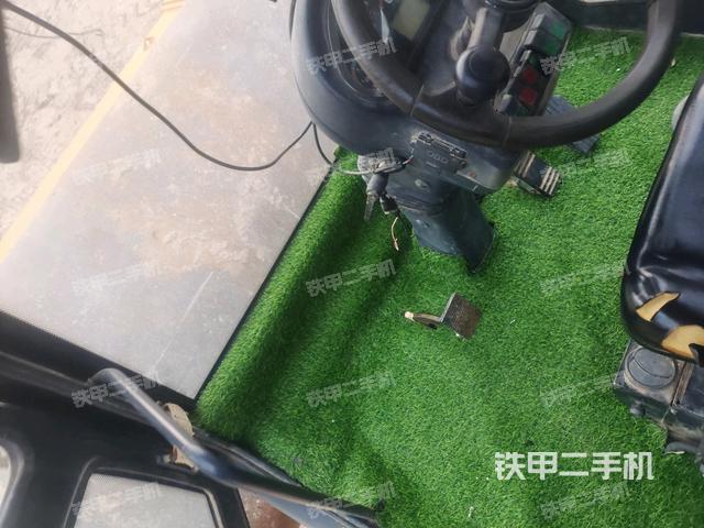 駕駛室側(cè)向上照全景（壓路機駕駛室）