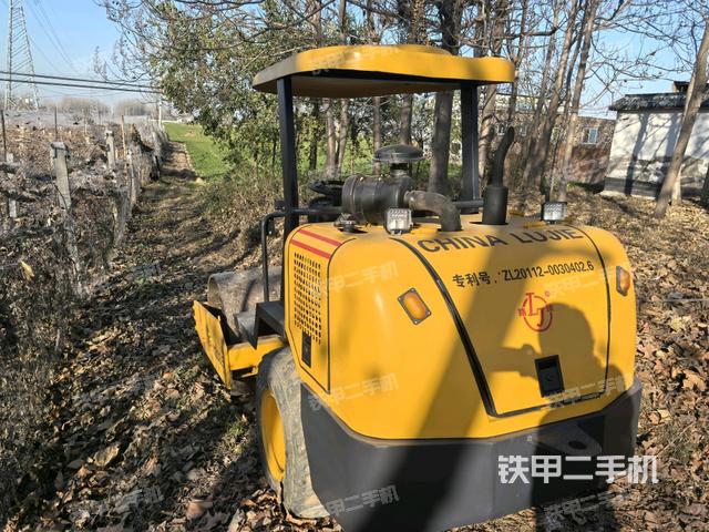 左后45°(壓路機(jī)整機(jī)外觀) 左后45°(壓路機(jī)整機(jī)外觀)