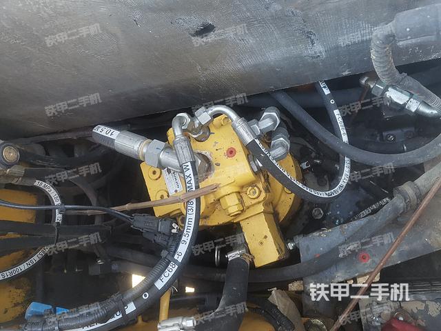 回转马达和主控阀（整机外观）