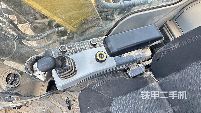駕駛室整體(整機(jī)外觀) 駕駛室整體(整機(jī)外觀)