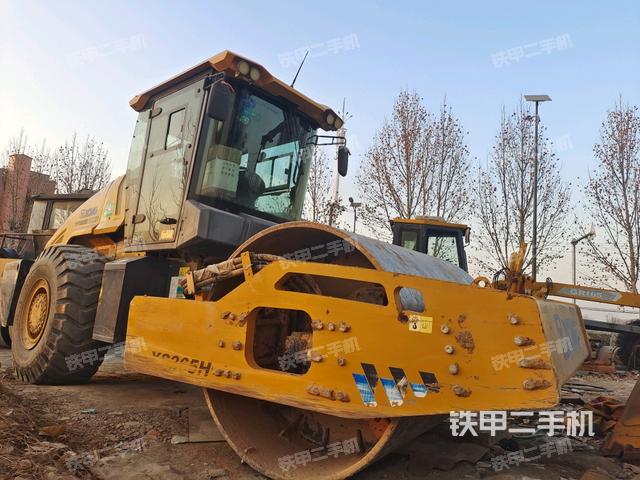 右前45°（壓路機整機外觀）