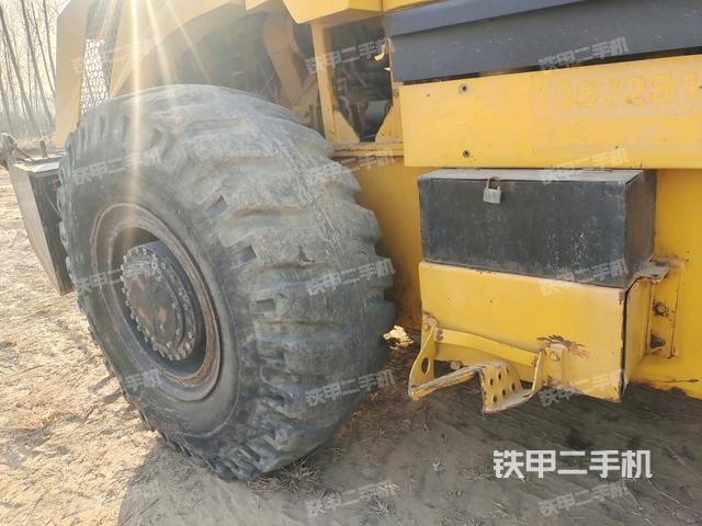 后輪右側(cè)全景（壓路機(jī)前后車架）