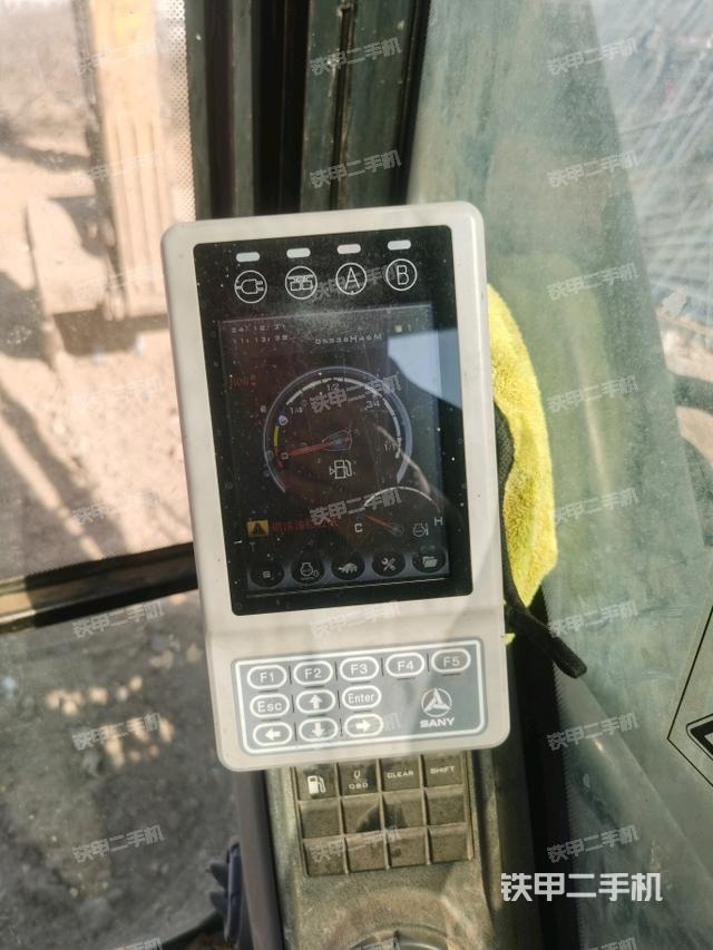 小臂整体左后(工作和回转装置) 小臂整体左后(工作和回转装置)