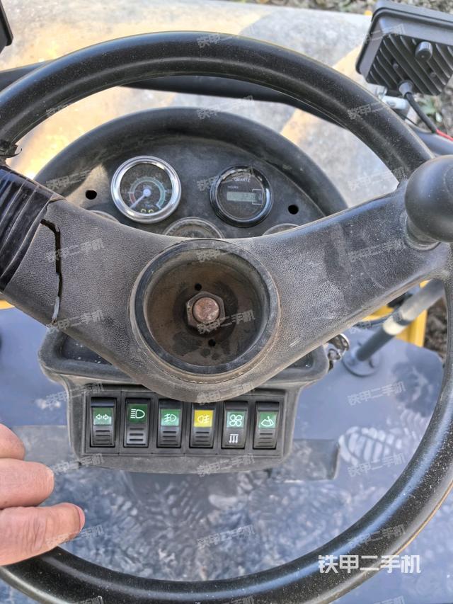 儀表盤全景(壓路機(jī)駕駛室) 儀表盤全景(壓路機(jī)駕駛室)