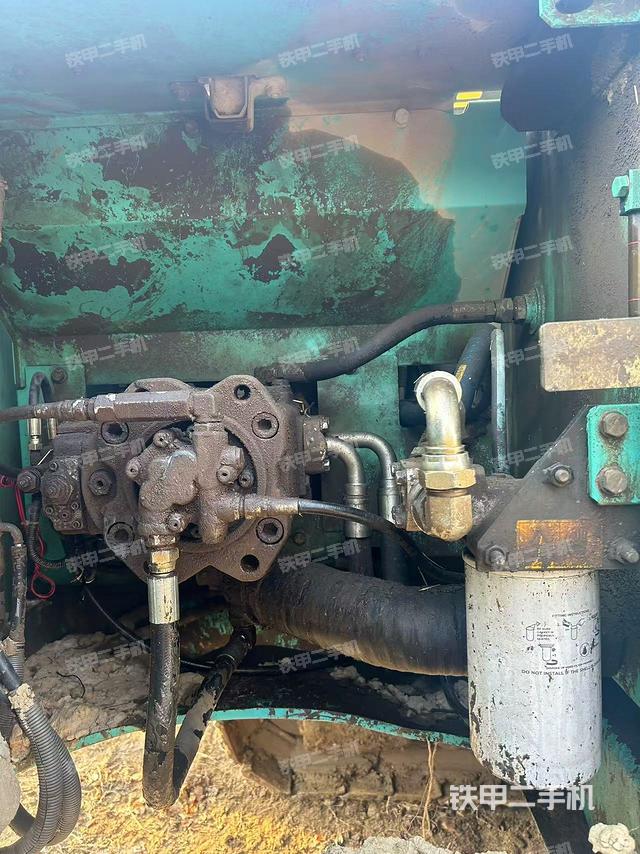 液压泵舱室正面整体（整机外观）