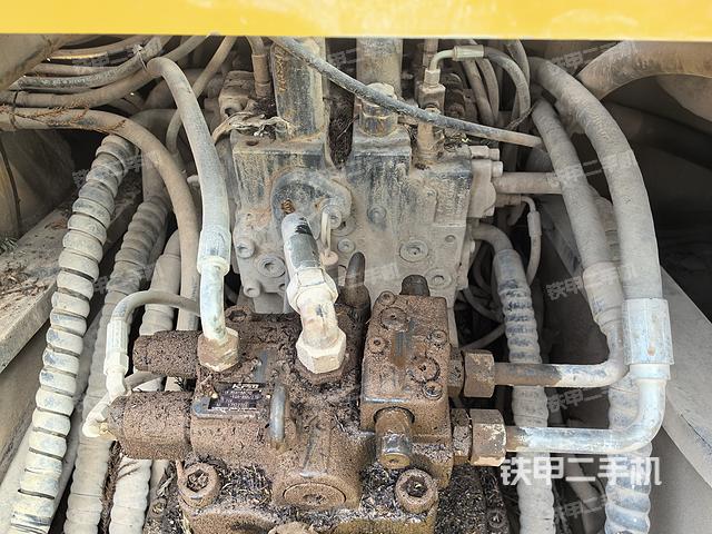 回轉馬達和主控閥(整機外觀) 回轉馬達和主控閥(整機外觀)