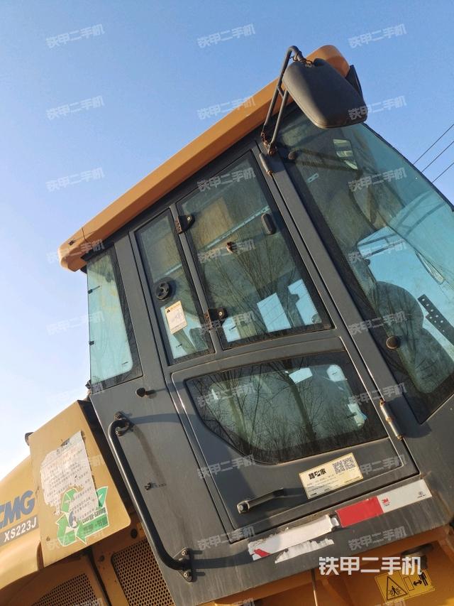 左側正面照（壓路機駕駛室）