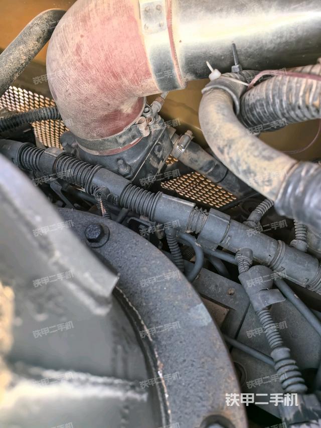 發(fā)動機艙液壓泵全景（壓路機發(fā)動機艙）