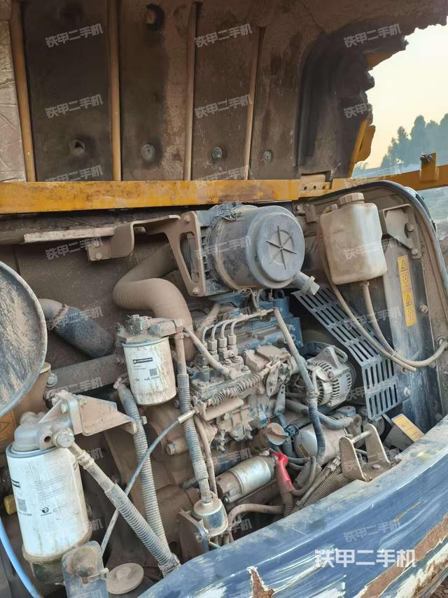 液压泵舱室正面整体（整机外观）