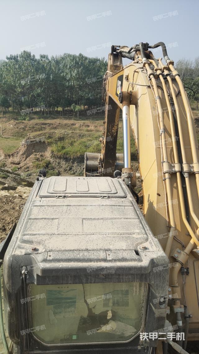 駕駛室頂部(整機(jī)外觀) 駕駛室頂部(整機(jī)外觀)