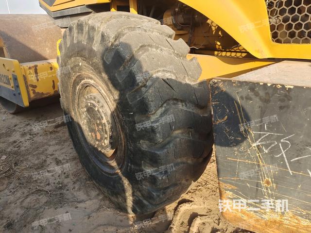 前輪左側(cè)減震塊連接及部件（壓路機(jī)前后車架）