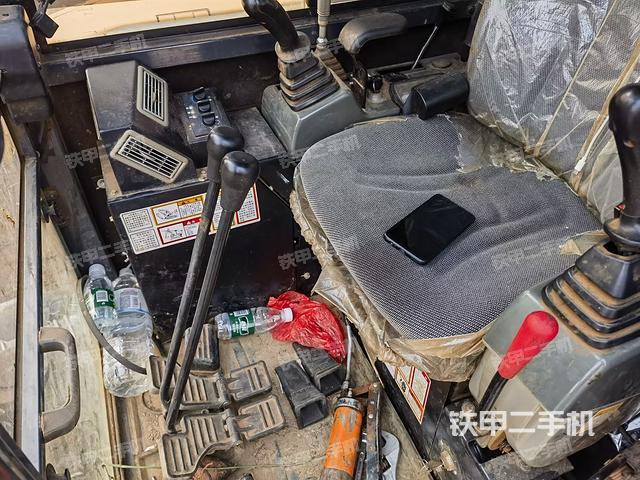 座椅右側(cè)控制臺(tái)/鑰匙門/油門/含右手柄（駕駛室部分）