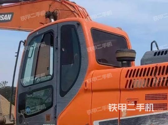 駕駛室頂部(整機(jī)外觀) 駕駛室頂部(整機(jī)外觀)