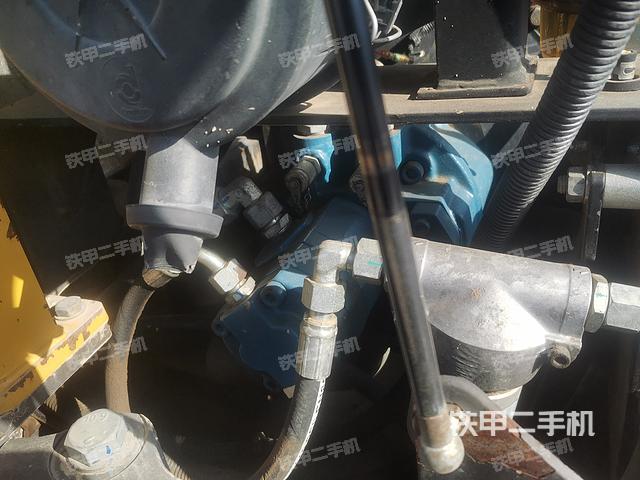 液压泵舱室正面整体（整机外观）