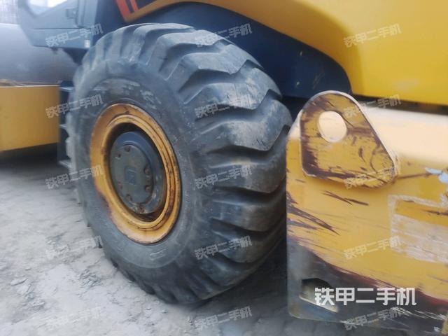 后輪右側(cè)全景（壓路機前后車架）