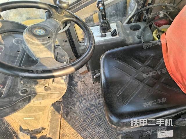 駕駛室內(nèi)座椅、儀表操作手柄全景（壓路機駕駛室）