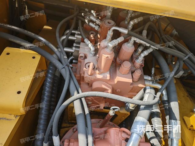 回轉(zhuǎn)馬達(dá)和主控閥(整機(jī)外觀) 回轉(zhuǎn)馬達(dá)和主控閥(整機(jī)外觀)