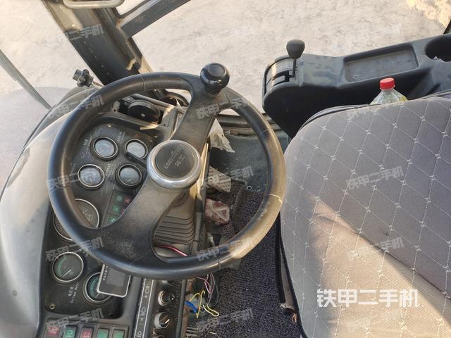 操作臺(tái)全景（壓路機(jī)駕駛室）