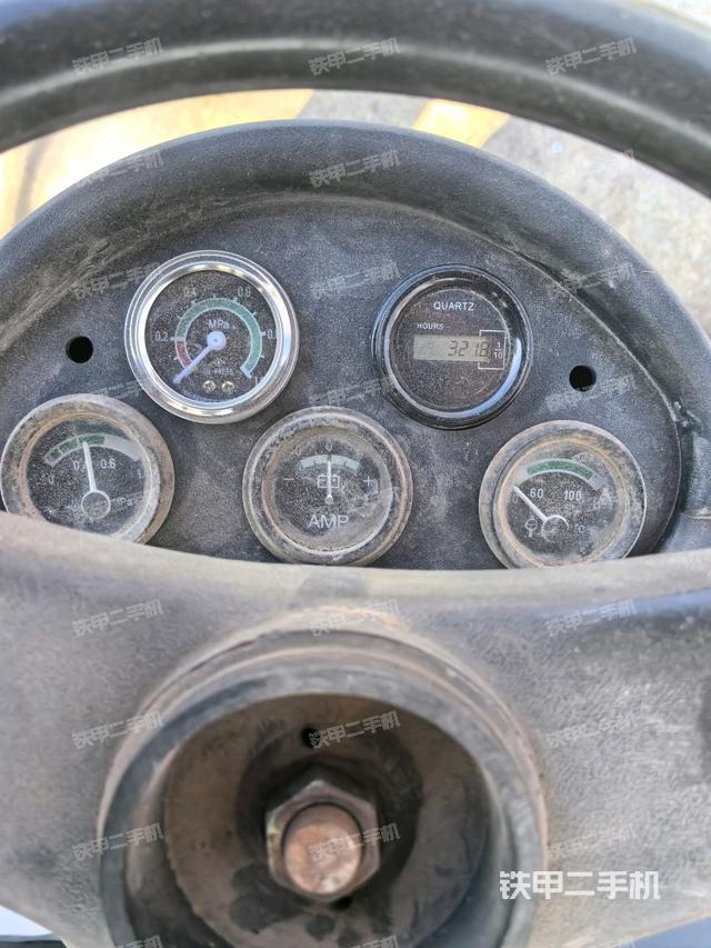 駕駛室側(cè)向上照全景(壓路機(jī)駕駛室) 駕駛室側(cè)向上照全景(壓路機(jī)駕駛室)