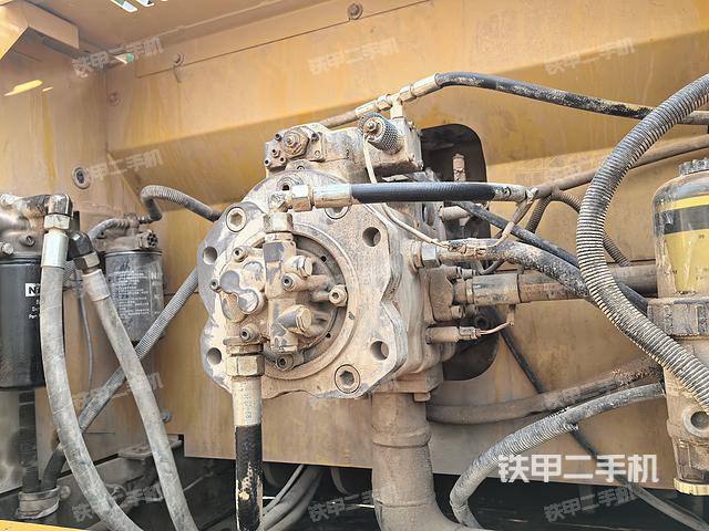 液壓泵艙室正面整體(整機外觀) 液壓泵艙室正面整體(整機外觀)