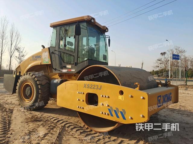 右前45°（壓路機整機外觀）