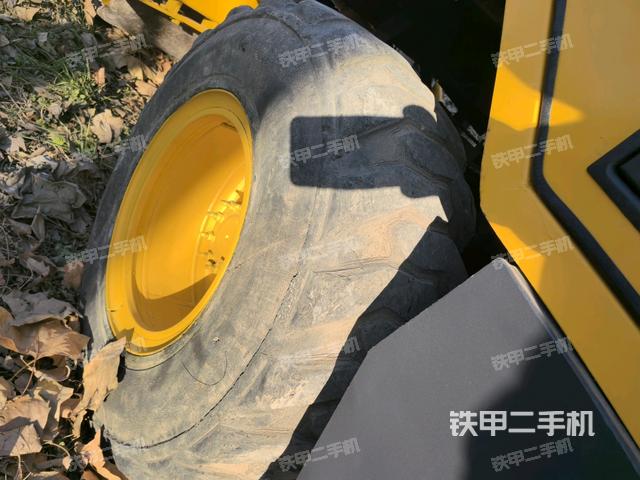 前輪右側(cè)減震塊連接及部件(壓路機(jī)前后車架) 前輪右側(cè)減震塊連接及部件(壓路機(jī)前后車架)